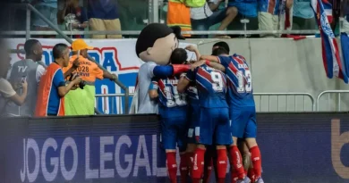 Jogadores do Bahia comemoram gol junto ao mascote do clube no gramado da Arena Fonte Nova