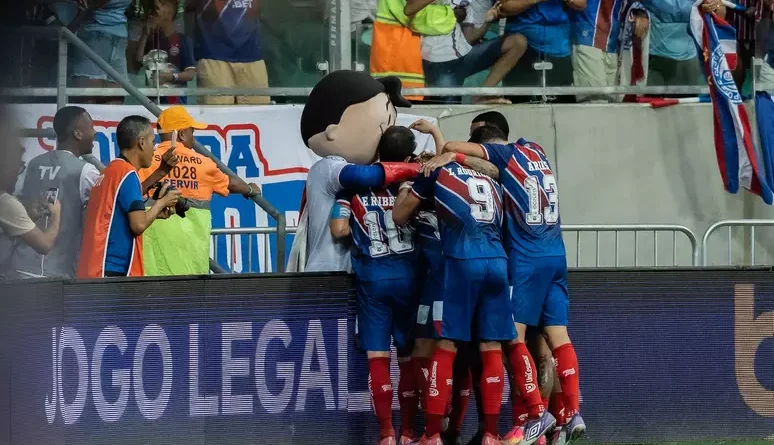 Jogadores do Bahia comemoram gol junto ao mascote do clube no gramado da Arena Fonte Nova