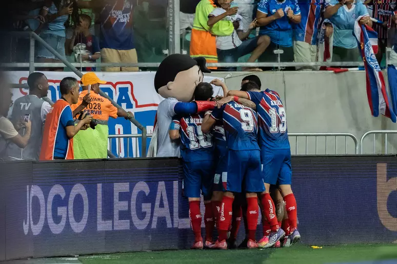 Jogadores do Bahia comemoram gol junto ao mascote do clube no gramado da Arena Fonte Nova