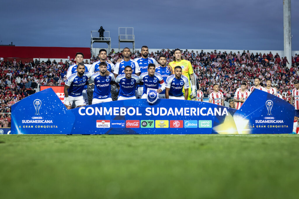 Time do Cruzeiro posa para foto dentro do campo em jogo da Copa Sul-Americana