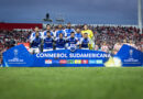 Time do Cruzeiro posa para foto dentro do campo em jogo da Copa Sul-Americana