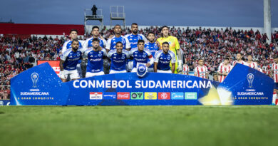 Time do Cruzeiro posa para foto dentro do campo em jogo da Copa Sul-Americana