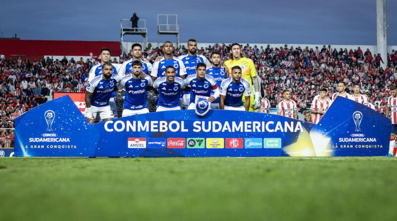 Time do Cruzeiro posa para foto dentro do campo em jogo da Copa Sul-Americana