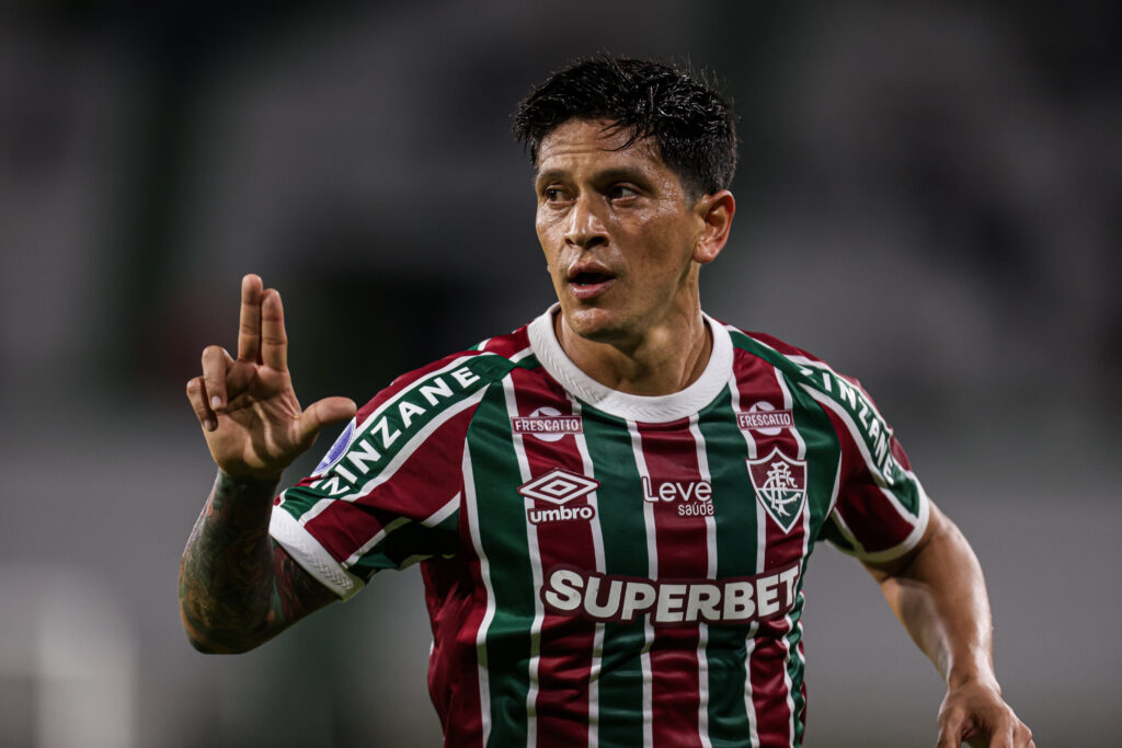 German Cano, atacante do Fluminense, comemora gol marcado na Copa Sul-Americana fazendo a letra "L" com a mão direita