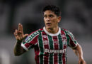 German Cano, atacante do Fluminense, comemora gol marcado fazendo a letra "L" com a mão direita