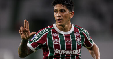German Cano, atacante do Fluminense, comemora gol marcado fazendo a letra "L" com a mão direita