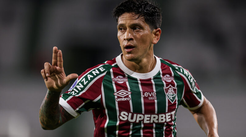 German Cano, atacante do Fluminense, comemora gol marcado fazendo a letra "L" com a mão direita