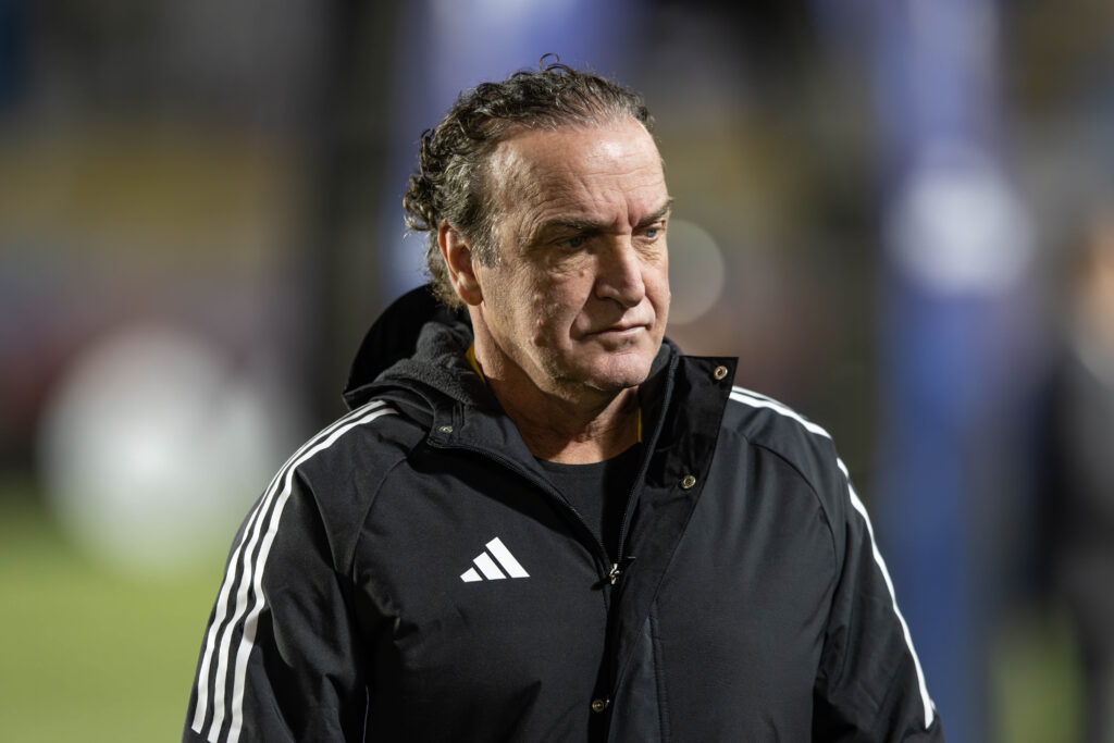 Técnico Cuca, ao Atlético-MG, veste agasalho preto do clube