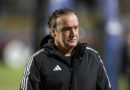 Técnico Cuca, ao Atlético-MG, veste agasalho preto do clube