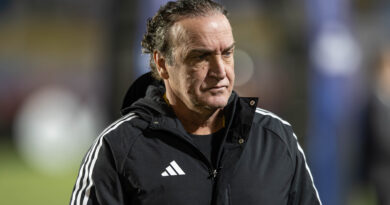 Técnico Cuca, ao Atlético-MG, veste agasalho preto do clube