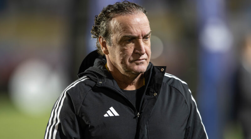 Técnico Cuca, ao Atlético-MG, veste agasalho preto do clube