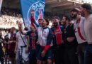 Zagueiro Marquinhos, capitão da equipe, comemora se 10º título de Ligue 1 pelo PSG (Foto: Divulgação/PSG)