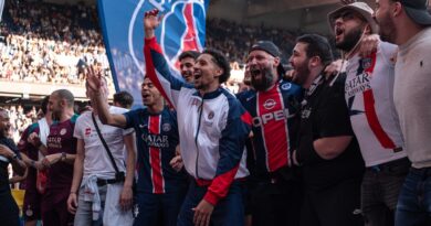 Zagueiro Marquinhos, capitão da equipe, comemora se 10º título de Ligue 1 pelo PSG (Foto: Divulgação/PSG)