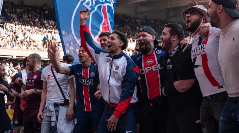 Zagueiro Marquinhos, capitão da equipe, comemora se 10º título de Ligue 1 pelo PSG (Foto: Divulgação/PSG)