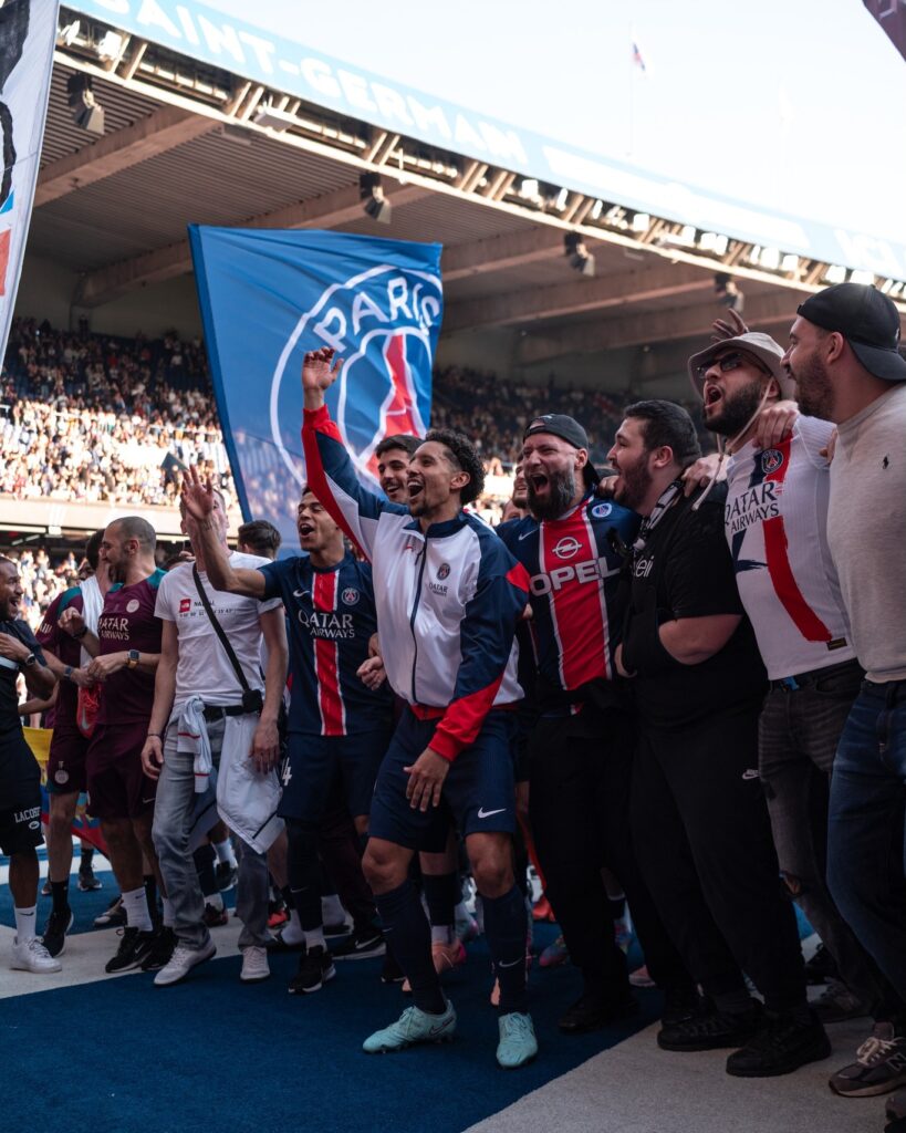 Zagueiro Marquinhos, capitão da equipe, comemora se 10º título de Ligue 1 pelo PSG (Foto: Divulgação/PSG)