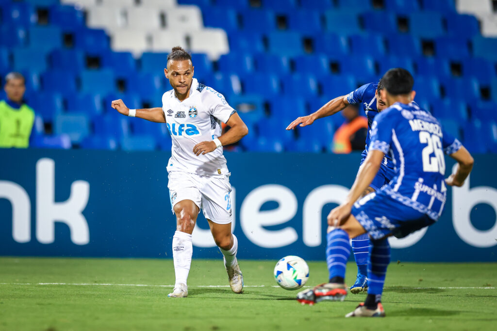 Dinamarquês Braithwaite em ação pelo Grêmio na Copa Sul-Americana