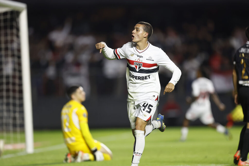 Em sua estreia profissional, jovem Lucca comemora gol que classificou o São Paulo às oitavas de final da Copa Libertadores
