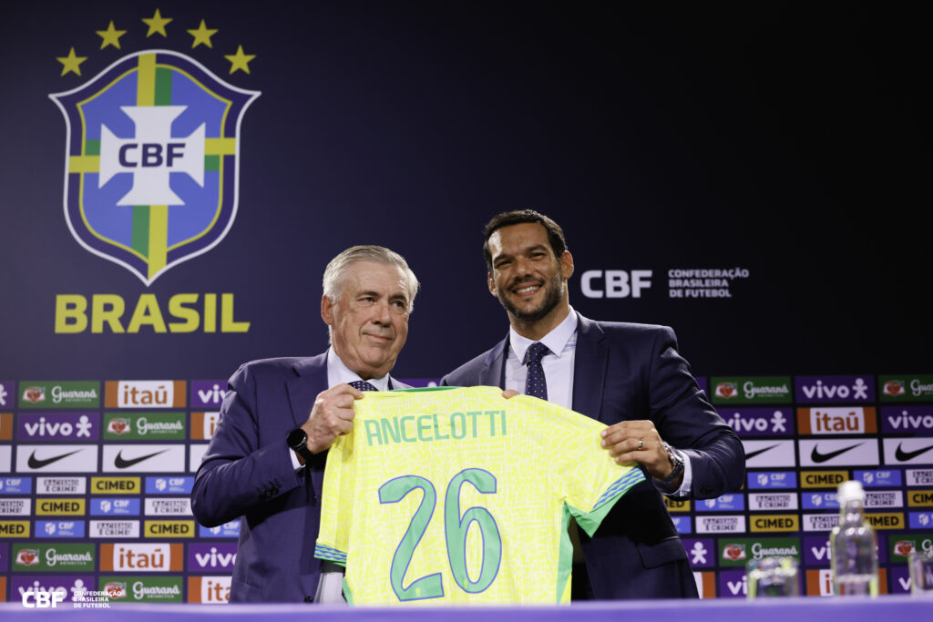 O treinador Carlo Ancelotti recebe camisa amarela da Seleção Brasileira com o número 2026 das mãos do presidente da CBF Samir Xaud