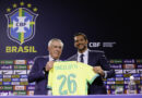 O treinador Carlo Ancelotti recebe camisa amarela da Seleção Brasileira com o número 2026 das mãos do presidente da CBF Samir Xaud