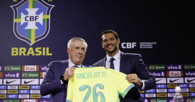 O treinador Carlo Ancelotti recebe camisa amarela da Seleção Brasileira com o número 2026 das mãos do presidente da CBF Samir Xaud