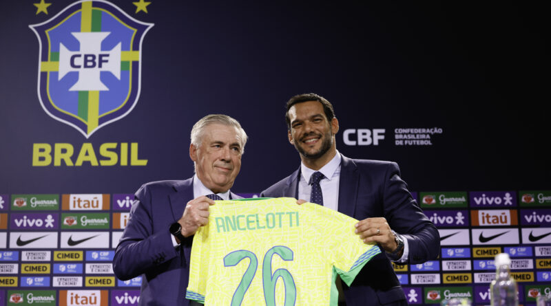 O treinador Carlo Ancelotti recebe camisa amarela da Seleção Brasileira com o número 2026 das mãos do presidente da CBF Samir Xaud