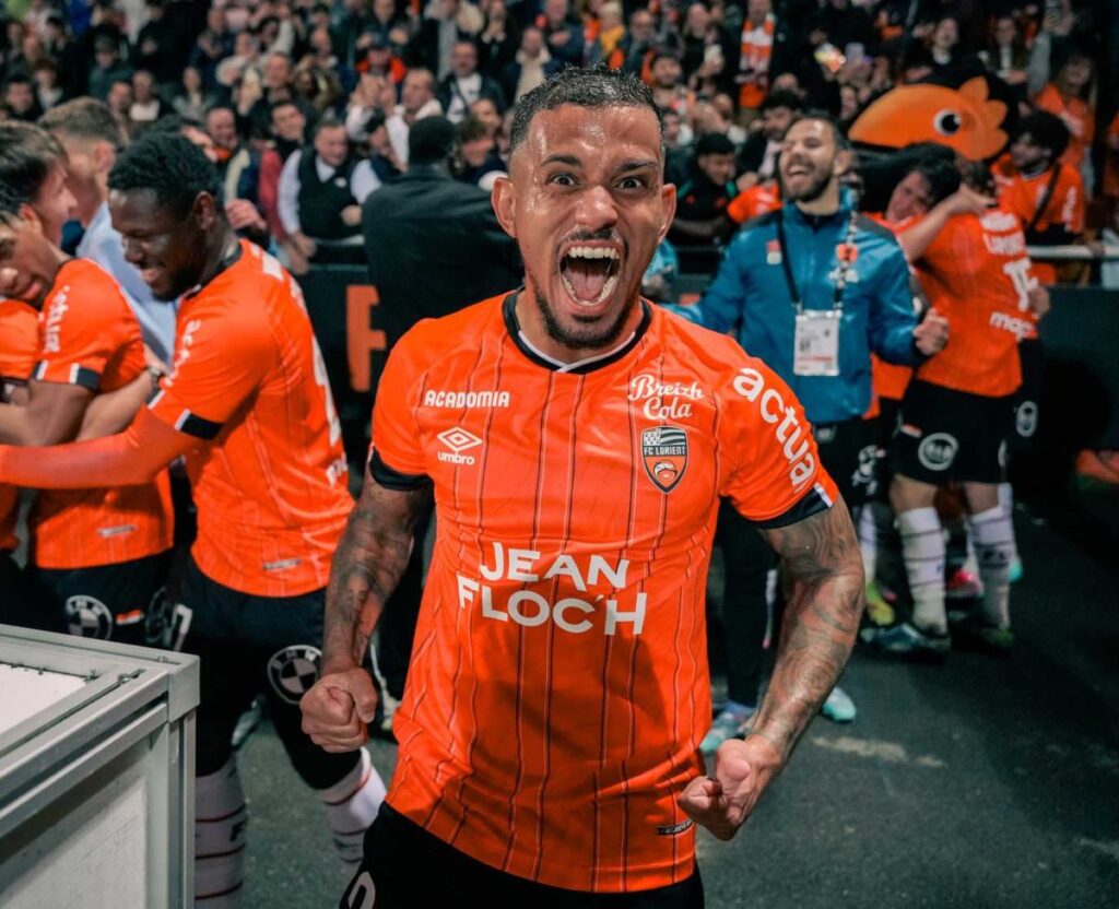 Igor Silva vibra efusivamente com título do Lorient na França