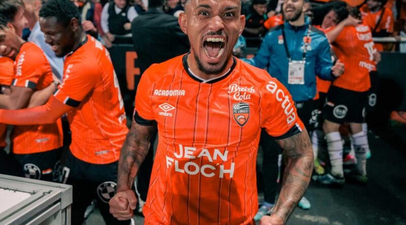 Igor Silva vibra efusivamente com título do Lorient na França