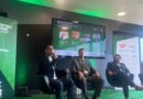 Três homens em palestra sobre futebol no Football Forum