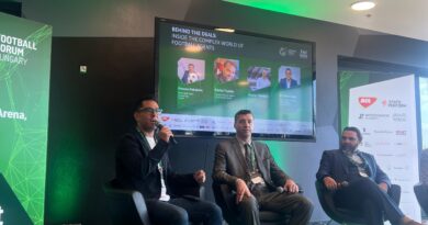 Três homens em palestra sobre futebol no Football Forum