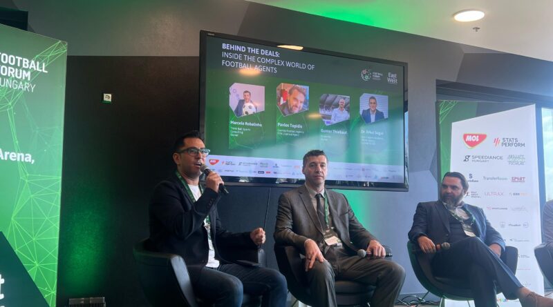 Três homens em palestra sobre futebol no Football Forum