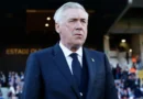 Novo treinador da Seleção Brasileira, Carlo Ancelotti veste terno azul escuro com um broche com um escudo do Real Madrid no peito