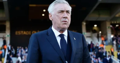 Novo treinador da Seleção Brasileira, Carlo Ancelotti veste terno azul escuro com um broche com um escudo do Real Madrid no peito