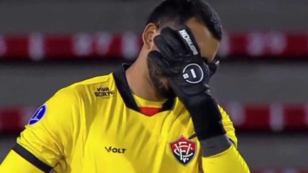 Goleiro Lucas Arcanjo, do Vitória, lamenta falha que culminou com eliminação da equipe na Copa Sul-Americana