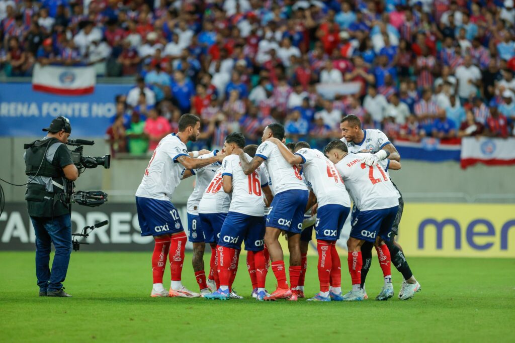 Jogadores do Bahia reunidos em círculo no gramado da Arena Fonte Nova