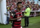 Atacante Bruno Henrique em campo com a camisa do Flamengo