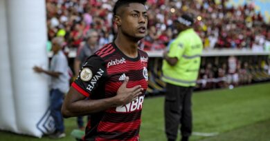Atacante Bruno Henrique em campo com a camisa do Flamengo