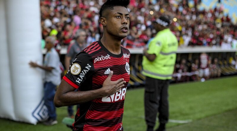 Atacante Bruno Henrique em campo com a camisa do Flamengo