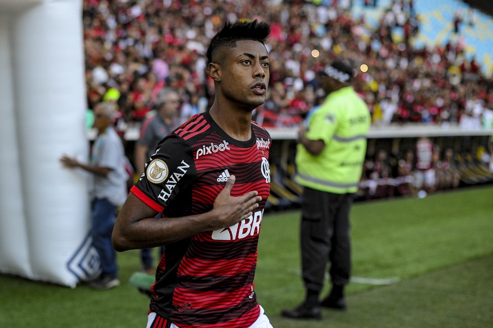 Atacante Bruno Henrique em campo com a camisa do Flamengo
