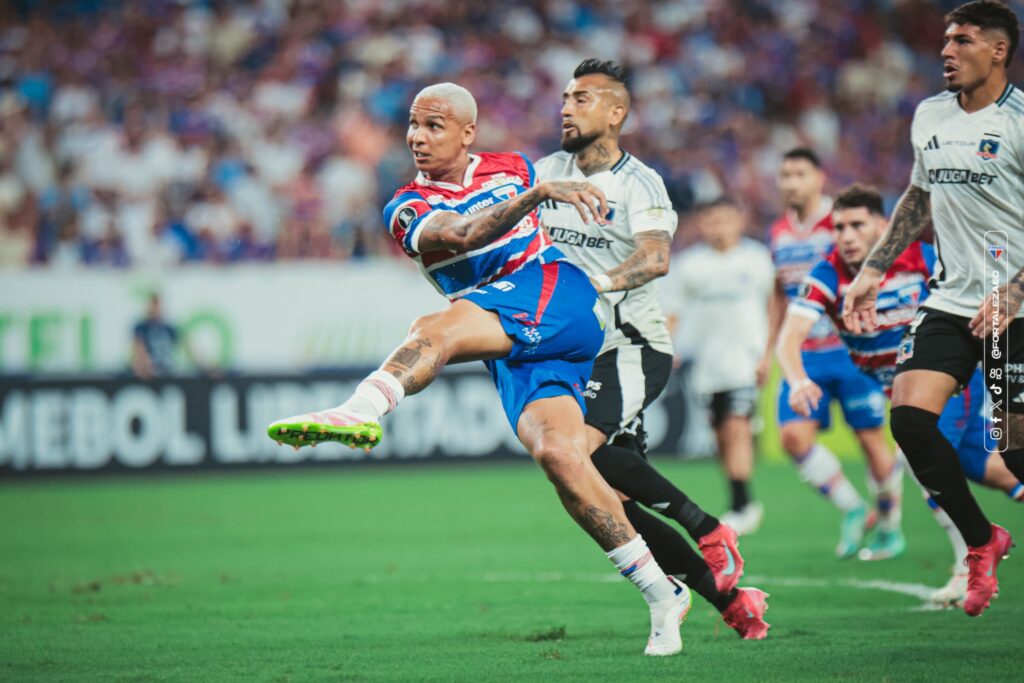 Deyverson, centroavante do Fortaleza, chuta de perna esquerda em partida contra o Colo-Colo, pela Copa Libertadores