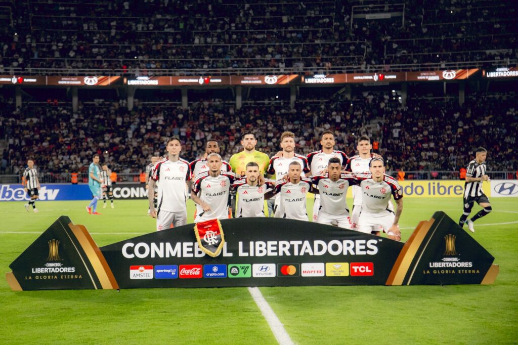 Time do Flamengo posa para foto no gramado antes do jogo contra o Central Córdoba, na Argentina