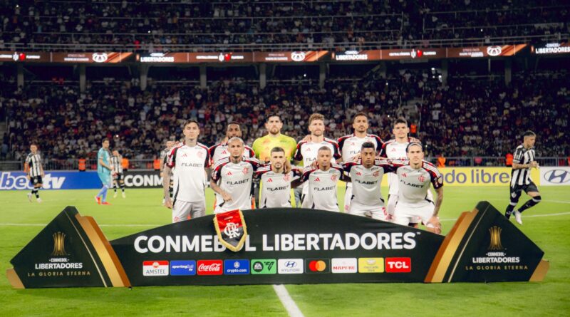 Time do Flamengo posa para foto no gramado antes do jogo contra o central Córdoba, na Argentina