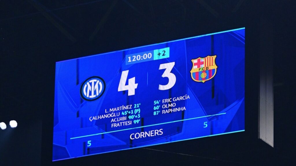 Placar do estádio San Siro mostra Inter 4 x 3 Barcelona