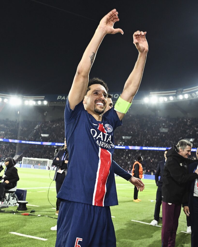 Zagueiro Marquinhos, capitão do Pris Saint-Germain, sorri e saúda a torcida em comemoração pela classificação do time à final da Champions