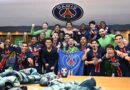 Dento do vestiário, jogadores do PSG posam para foto em comemoração à classificação para a final da Champions League