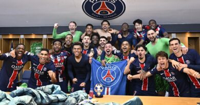 Dento do vestiário, jogadores do PSG posam para foto em comemoração à classificação para a final da Champions League