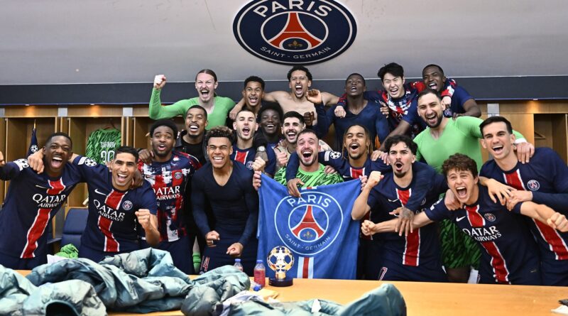 Dento do vestiário, jogadores do PSG posam para foto em comemoração à classificação para a final da Champions League