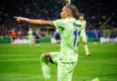 Atacante Raphinha comemora gol pelo Barcelona e iguala recorde de CR7 na Champions League