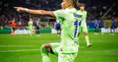 Atacante Raphinha comemora gol pelo Barcelona e iguala recorde de CR7 na Champions League