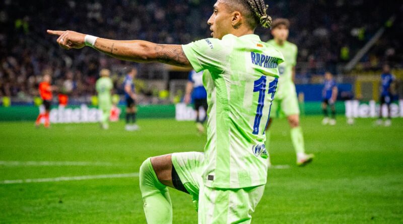 Atacante Raphinha comemora gol pelo Barcelona e iguala recorde de CR7 na Champions League
