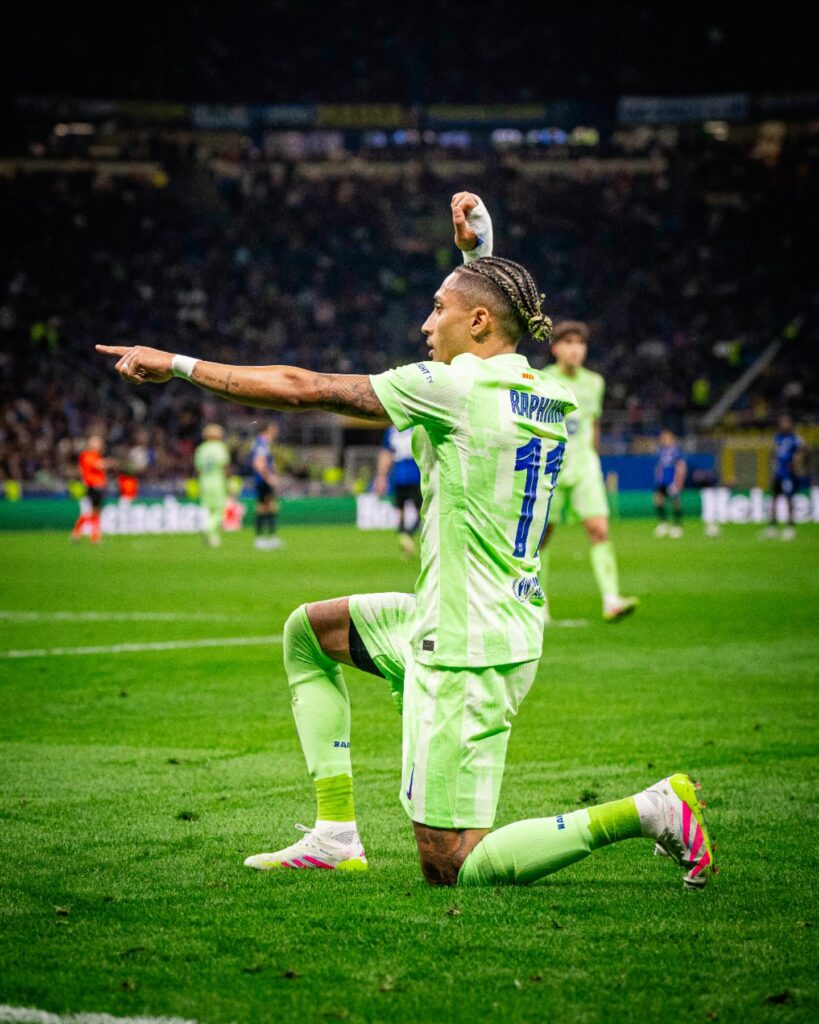 Brasileiro Raphinha celebra terceiro gol do Barcelona contra a Inter de Milão, na semifinal da Champions League